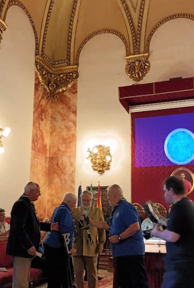 asdeaakela's tweet photo. Ayer y en el paraninfo de la Universidad de Granada, se celebraron los 111 años de la fundación del ESCULTISMO en la ciudad, con la presentación de un busto homenaje al fundador y la entrega de la Piña de Plata de AGAE AISG ANDALUCÍA a su autor.
https://t.co/sUNRwFcQKp https://t.co/ODhQwZV1vf