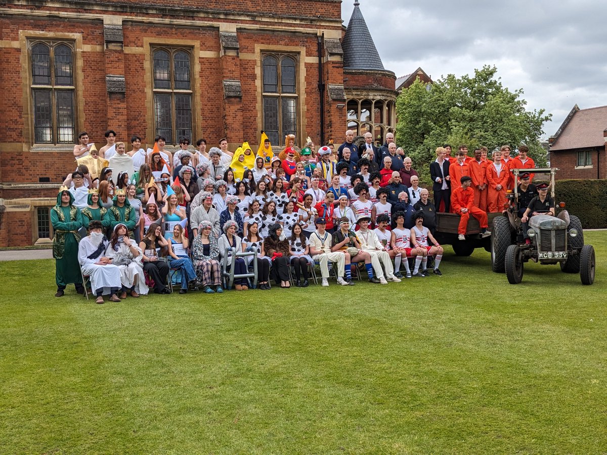 Our Upper Sixth didn’t disappoint with a fantastic array of fancy dress for their leavers’ photo on the Upper Quad this afternoon.