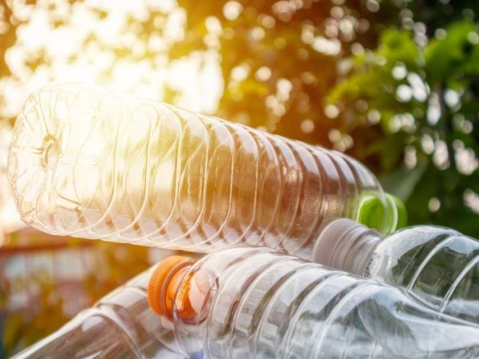 From recycling to bioplastics, here are 4 examples of approaches that fail to tackle the scale of the global plastic pollution crisis. Find out more: eu1.hubs.ly/H08Ncbf0 #Plastic #Waste #Recycling @Greenpeaceafric