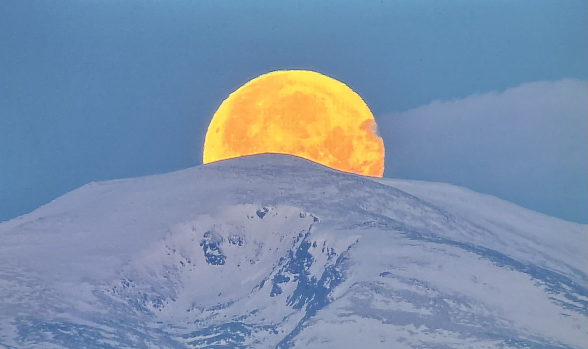 jmowry11's tweet photo. Full moon setting #fullmoon #mountains #moon #moonsetting #lovejob #helilife #photographer #pic #photo https://t.co/2AUjDdxJWa