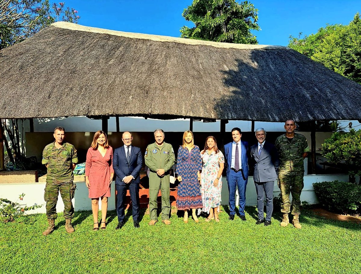 el SEAEG se reunió con el Ministro de Recursos minerales y Energia, Carlos Zacarias, con el Ministro de Obras Publicas, Carlos Mesquita, y mantuvo un almuerzo de trabajo con el Comandante de la misión de la EUTM, General Joao Gonçalves y los militares españoles en la Misión.