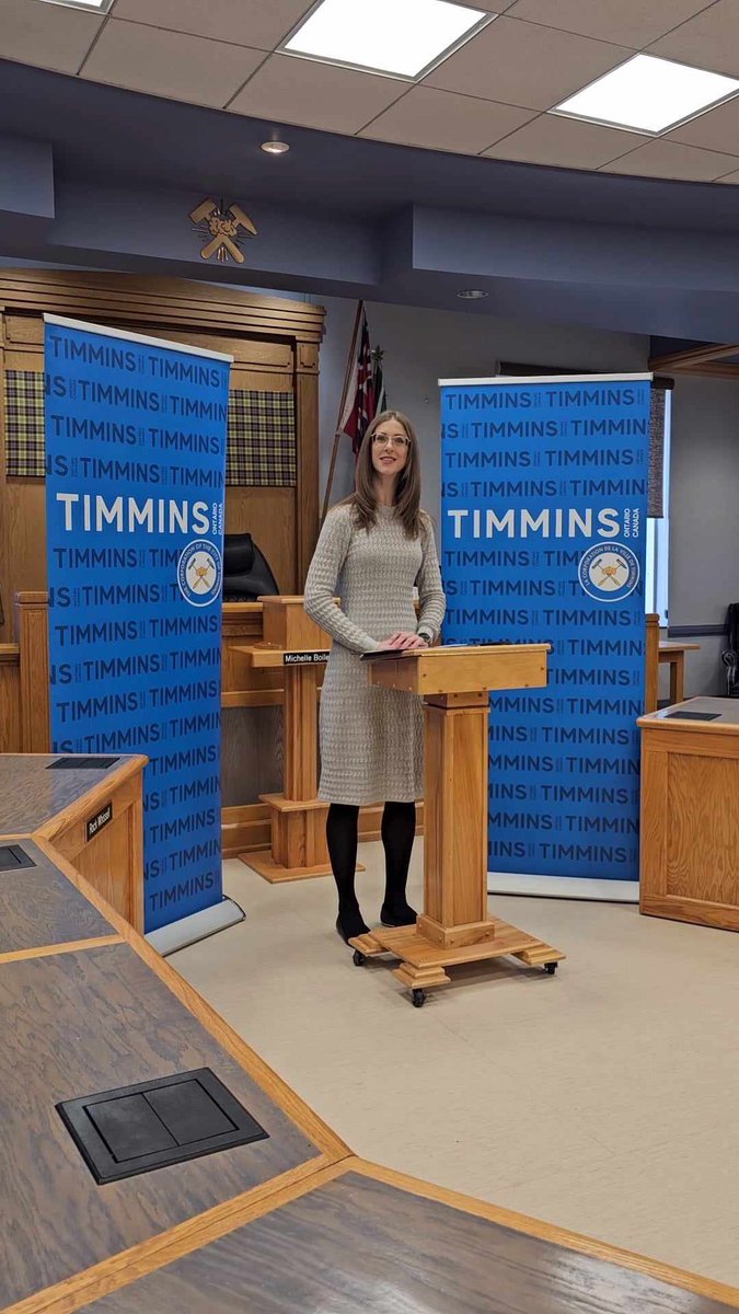 La mairesse @MicheBoileau annonce être enceinte et prévoit prendre un congé de maternité de 5 mois, fin septembre. C’est la 3e femme à occuper le poste à la tête de #Timmins, et 1ère à avoir un bébé en mandat. Les conseillers Robin et Marks seront maire adjoint pdt le congé.