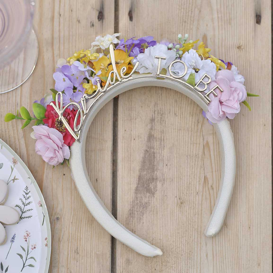 This floral headband is the perfect gift for any bride-to-be who loves to add a touch of floral flair to her celebrations!

l8r.it/ioj3

#henparty #bridalbloom #floralhen #hensupplies #gingerray #joliefeteuk
#stylishhen #hennight #hendo #headband #flowers