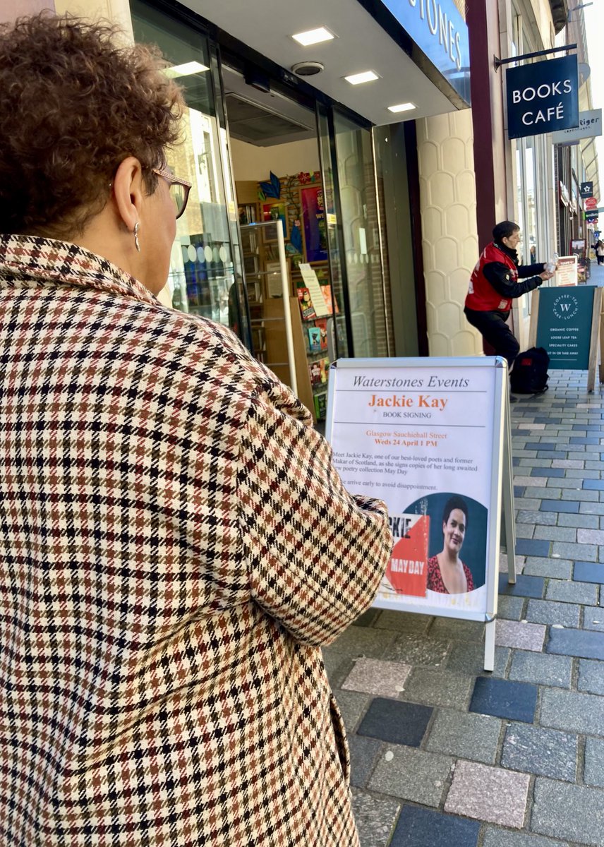 Lovely visit to ⁦@WaterstonesGla⁩ earlier where ⁦@JackieKayPoet⁩ did a lunchtime signing. ✍🏾copies of #MayDay available so go & treat yourselves! Thank you James for your typically warm welcome. ❤️🌹❤️