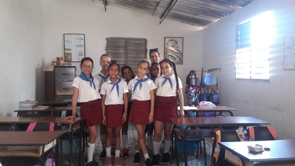 Como  parte de Jornada Las  Niñas y  las TIC llega  JovenClub Quemado a la  escuela primaria Antonio Briones Montoto  para conversar con las niñas y  orientar sus estudios profesionales  en ese campo donde su directora les expuso las experiencias de su vida laboral.