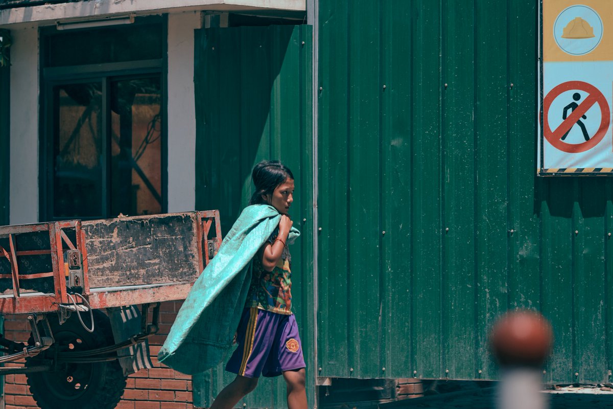 When someone puts up a sign that tells you you can’t walk, grab a bag and put their body in it
/
Quand quelqu’un met un panneau qui t’interdit de marcher, prends un sac et mets son corps dedans

#Cambodia #PhnomPenh #StreetPhotography
#Cambodge #PhotographieDeRue #PhotoDeRue