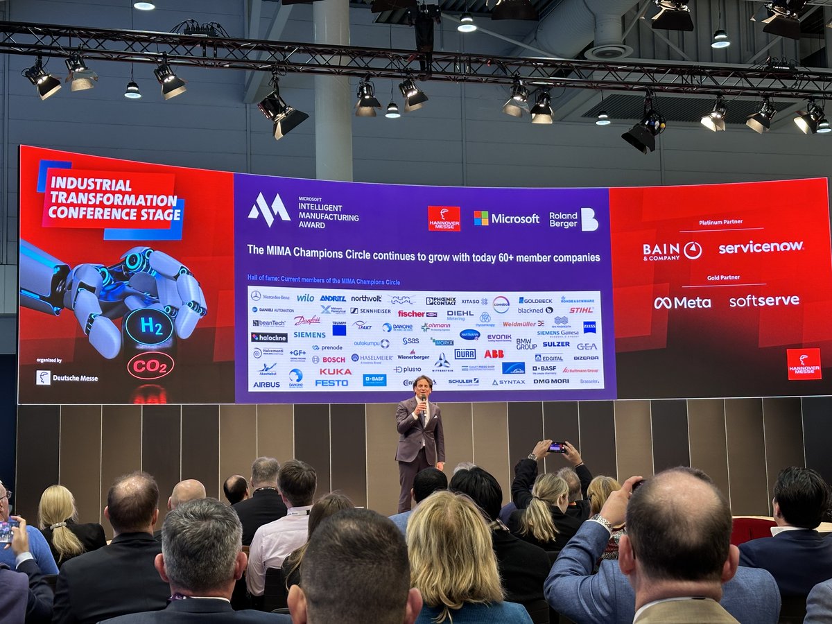 Schöne Momente bei der MIMA Award Ceremony auf der @Hannover_Messe! 🏆 Microsoft und @RolandBerger feiern gemeinsam wegweisende Innovationen, die die Fertigungsindustrie in der EMEA-Region revolutionieren. Herzlichen Glückwunsch an alle Gewinner! 🎉 #HM24 #MIMA24