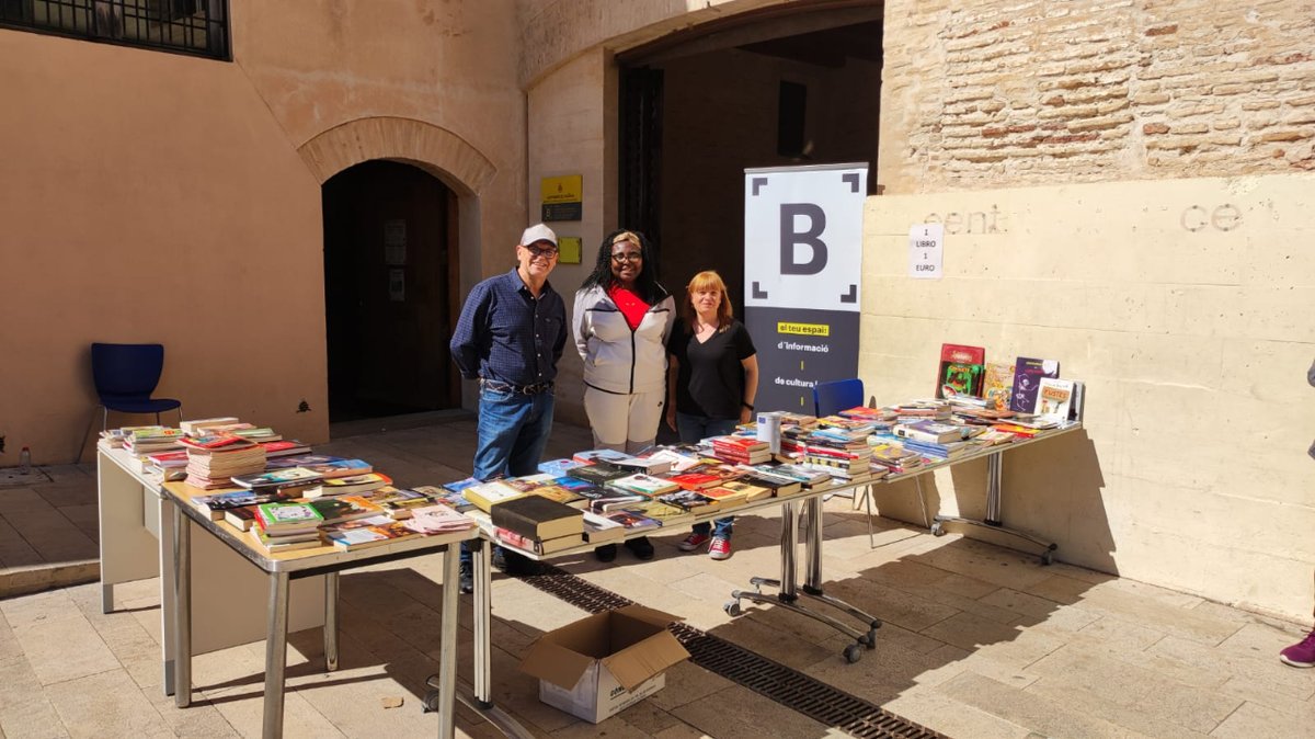 BMValencia's tweet photo. 💫🌈 Mercats solidaris de llibres

Hui hem estat en les Biblioteques de Patraix, Marxalenes i Arrancapins per a compartir l'amor per la lectura 📚

👉 Moltes gràcies a totes les persones que ens heu pagat una visita, ha sigut un matí meravellós!

Benefici per a @casacamerun_cv https://t.co/tTo0qDr0OW