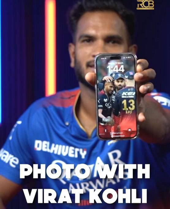 Vyshak Vijay Kumar put his picture with Virat Kohli on his phone's wallpaper. King Kohli is an Inspiration ❤️ #ViratKohli𓃵 #IPL2024