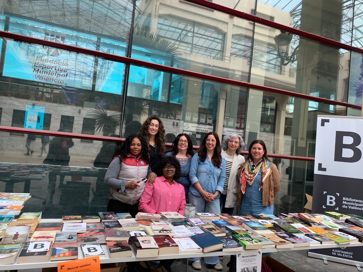 BMValencia's tweet photo. 💫🌈 Mercats solidaris de llibres

Hui hem estat en les Biblioteques de Patraix, Marxalenes i Arrancapins per a compartir l'amor per la lectura 📚

👉 Moltes gràcies a totes les persones que ens heu pagat una visita, ha sigut un matí meravellós!

Benefici per a @casacamerun_cv https://t.co/tTo0qDr0OW