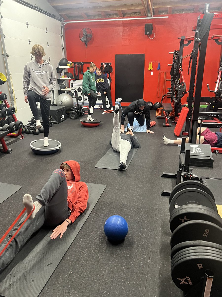 TommyB_K's tweet photo. 530 AM #BKcrew - soft tissue work, mobility, fascia, stability. All the “prehab” before training.🤓 This is a dedicated bunch right here. #TBKathletics 🙏🏻❤️💯

@jj_leman82017 @WentworthScribn @HunterDerr14 @braedenone7 @AvaSemp @Jennah_Wanner @bellascribnerr @BodieStafford14 https://t.co/2v4swyV3Pb