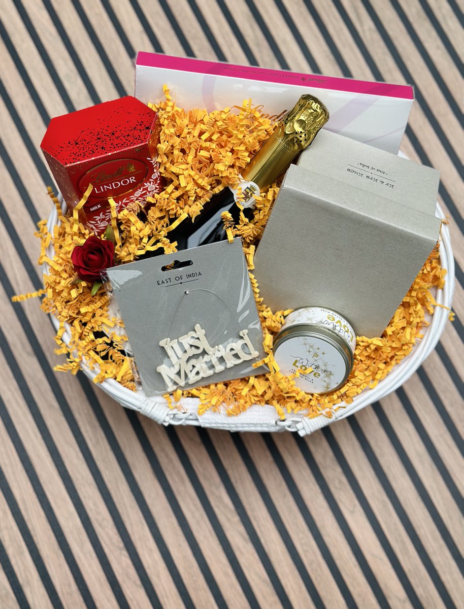 Today's Gift Basket Of The Day is 'Recipe For Marriage Wedding Hamper' 💒 ow.ly/Wwr050Rnalv Follow & RT to enter #prize draw to #win a Gift Basket. More info via our blog. #dailydispatch #gifts #competition #giftbasketsrule #weddinggifts #weddingpresent #weddinghampers