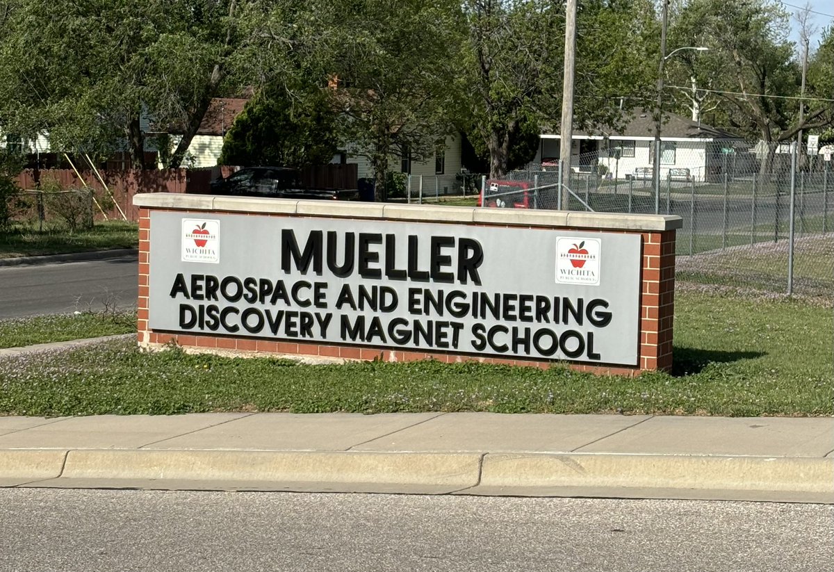 BrentKemnitz's tweet image. Best morning EVER teaming up with Katie Zimmerman handing out books to the adorable students at Mueller Elementary 📚 @unitedwayplains @GoShockers