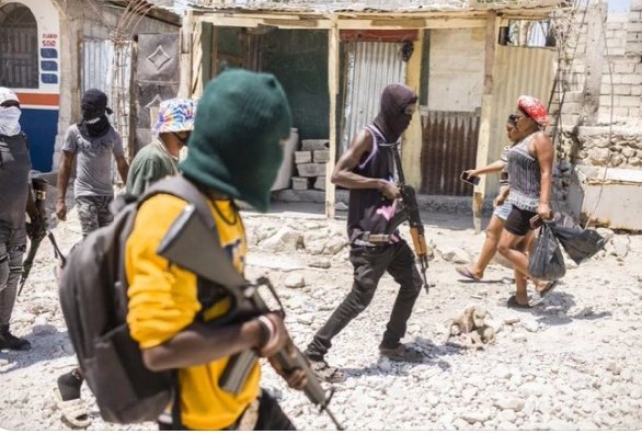 AmeriqueInfo7's tweet photo. Bandi ak zam anvayi mache Akayè a, nan lwès peyi d Ayiti, maten mèkredi 24 avril 2024 la. Se gwo panik nan vil Akayè nan moman an. Pèp la mande Lapolis pou vin twoke kòn ak gang yo pou chase yo. Nan okenn Leta nòmal, gang pa ka abite yon espas, Leta a konnen, epi l kite yo la ak zam yo ap nui moun ti krik ti krak. Li 10 zè 30 minit. @AmeriqueInfo7