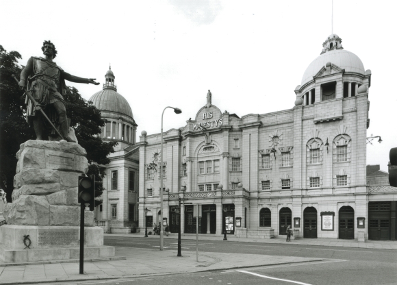 TheatresTrust's tweet photo. Today is International Sculpture Day #ISDay. Here are some notable sculptures inside/outside theatres.
William Wallace, His Majesty’s @APAWhatsOn
Horse sculpture @brightdome
Joan Littlewood @stratfordeast
Spartacus @ChichesterFT
What's your favourite theatre sculpture? https://t.co/hTMPlbj9oh