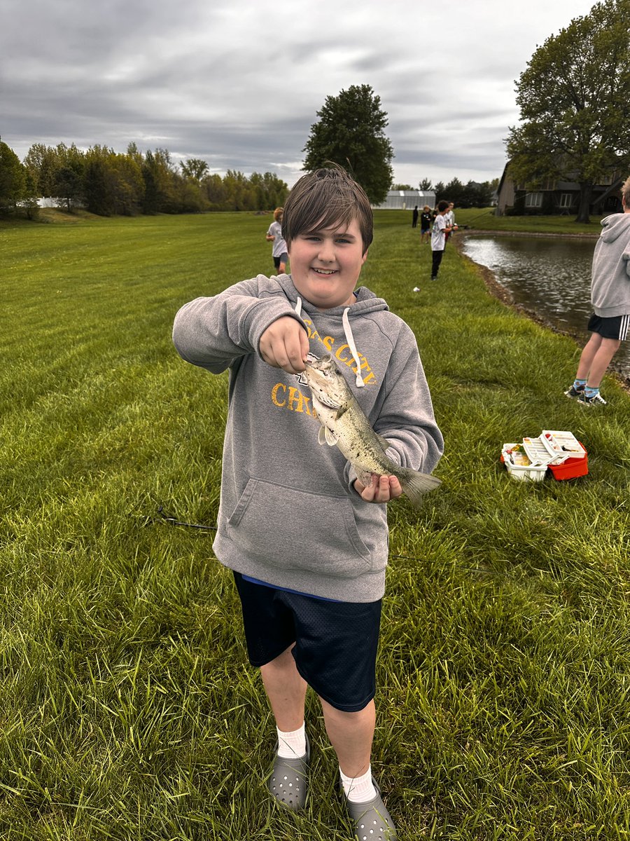 CSTWildcatsMS's tweet photo. Reel life at CST! PE classes there catching fish with support from SRO Mason, parent volunteers, and district support. A wonderful opportunity for our kids! Thank you to our generous neighbor for allowing us to use their pond. 
#CSTROCS! https://t.co/HlwOhp4SBT