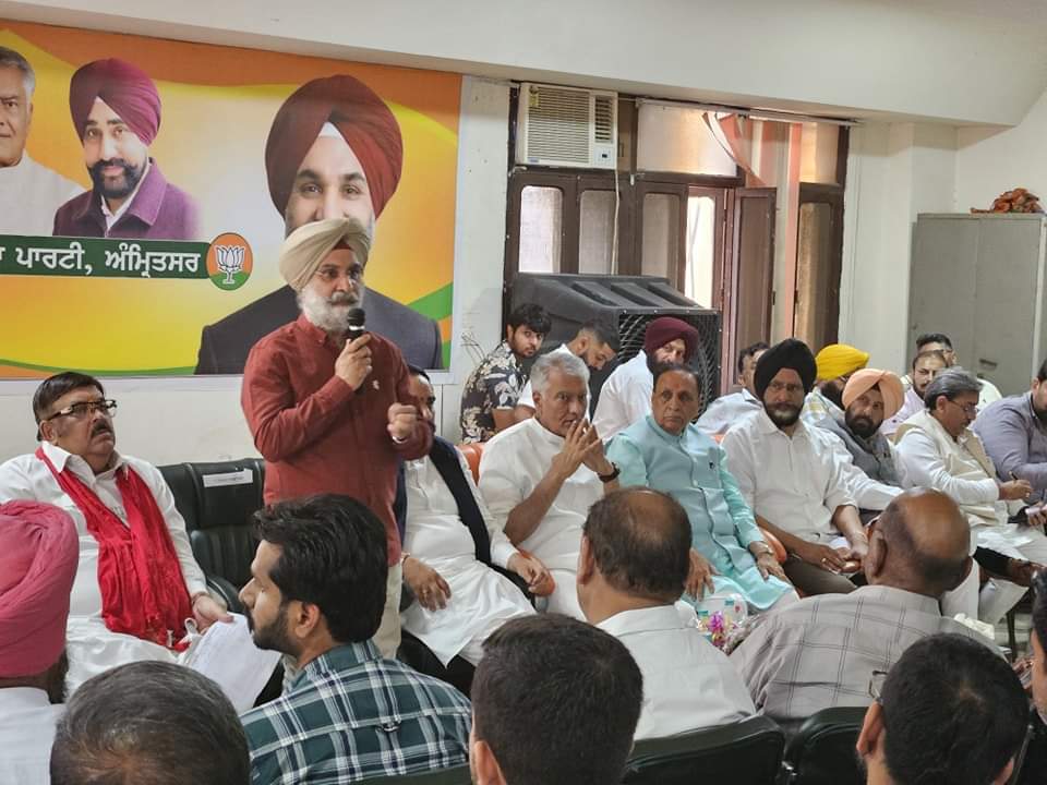 Addressed a press conference at @BJP4Punjab's #Amritsar office alongside respected @sunilkjakhar ji, outlining our party's vision for accelerated development in Amritsar.