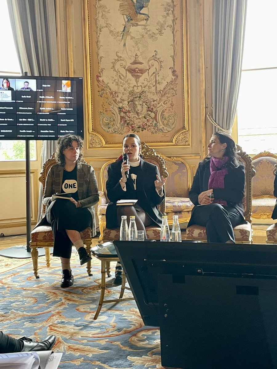 MaeK_11's tweet photo. Les jeunes ambassadrices @liliatl2 et @MaglioccoAnais présentent le rapport des #GlobalActivists de @ONE_Fr sur la sensibilisation du public aux #ODD à la Ministre @CZacharopoulou  🙌🏻 https://t.co/b8H44QwNXF