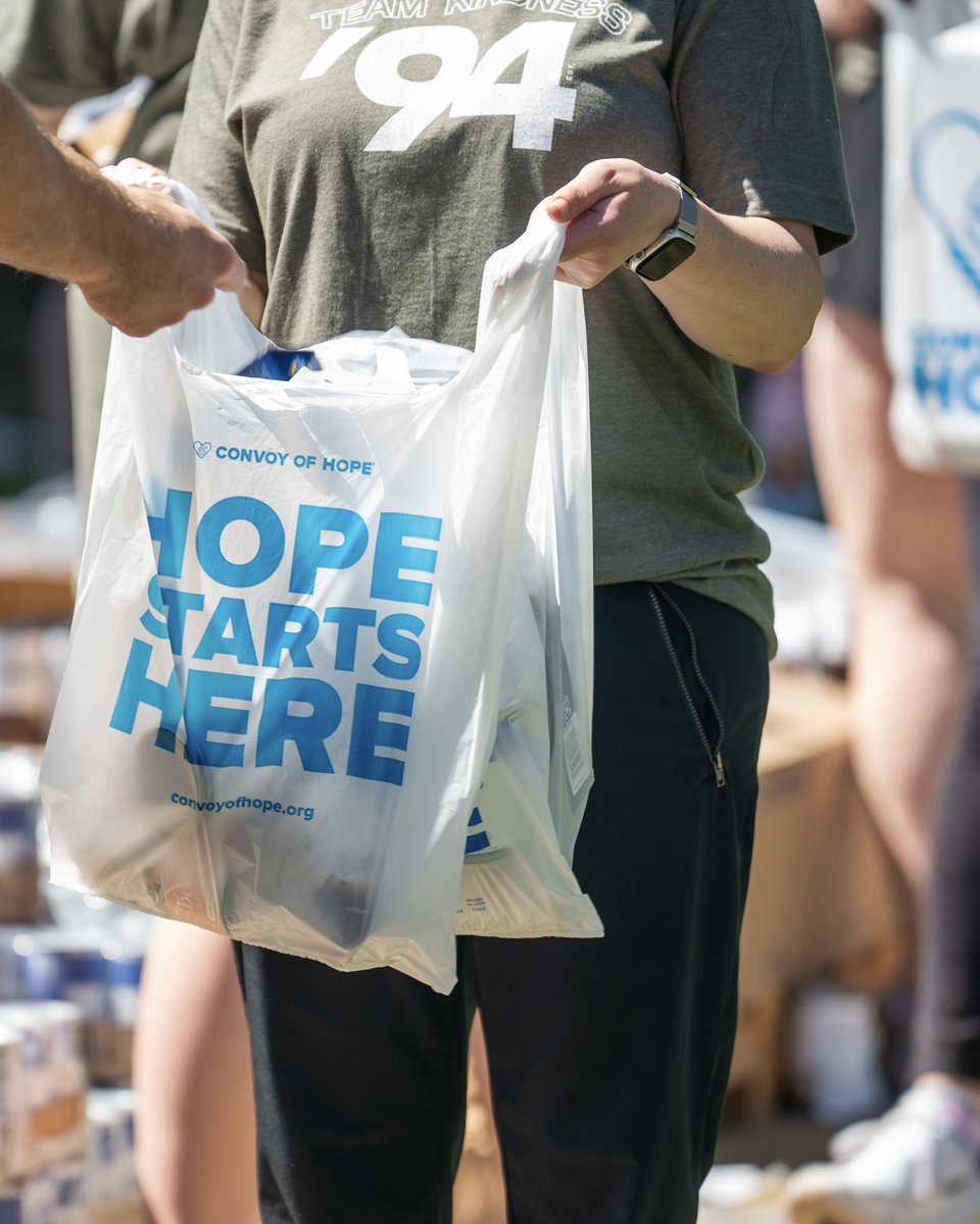 Next up on #NationalVolunteerWeek: Students making a difference! 🍎🌏 @EvangelUniv joined forces with Convoy of Hope for Valor Volunteer Day, with 350+ EU volunteers packing 5,000+ grocery bags with nonperishable food items that will be sent out to those we serve. 🎉…