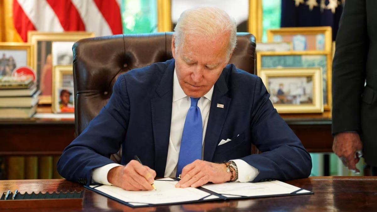 Biden signs long-awaited $61 billion Ukraine Aid bill! 🇺🇸🇺🇦 'As I've argued for months, this is directly in US national security interest. If Putin triumphs in #Ukraine, the next move of Russian forces could very well be a direct attack on a NATO ally ... if Putin attacks a NATO