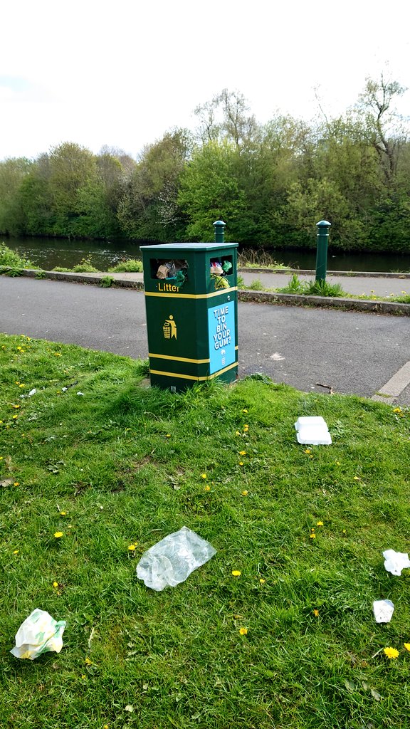 Peel Park in Salford was looking lovely this morning in the sunshine, but unfortunately was let down a bit by the overflowing bins 😔 @SalfordCouncil