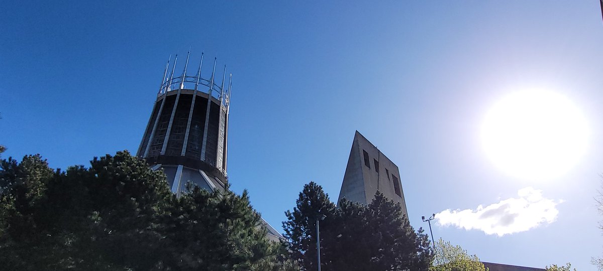 Exhilarating #SpringSunshine 🌞this morning 💒 here #inmyliverpoolhome barely a cloud in the sky..☁️ just how we like it..😉 @LiverpoolMet @CloudAppSoc @StormHour @PicsOfLpool @angiesliverpool