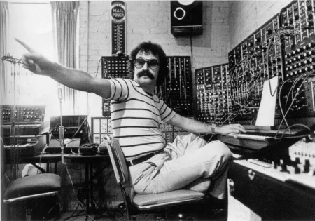 ProfesorJonk's tweet photo. "Una vez que liberas tu mente acerca de cuando un concepto de música y armonía es correcto, puedes hacer lo que quieras".
Giorgio Moroder.
El hombre que humanizó las máquinas.
#Efemeride #GiorgoMoroder #musica #electrónica
https://t.co/qArWRxj1U1 https://t.co/x91ZWygRcH