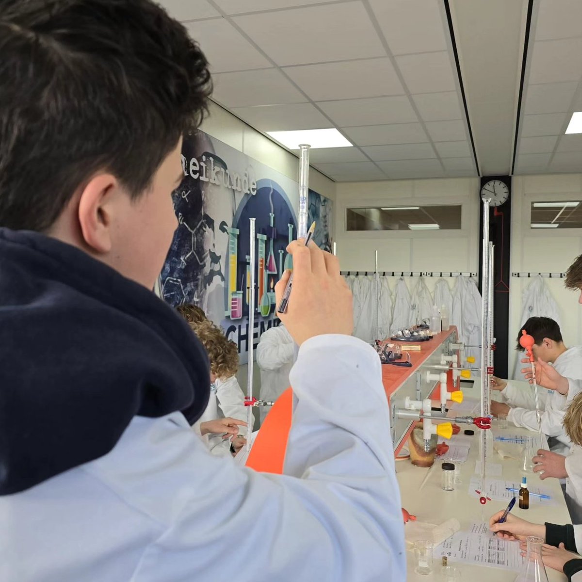 *Scheikundeles* 
Vandaag hebben leerlingen van 4 havo onderzocht hoeveel fosforzuur Coca Cola bevat. Praktijk was leuk, de bijbehorende rekenopdrachten uitdagend! 🧪👨🏻‍🔬