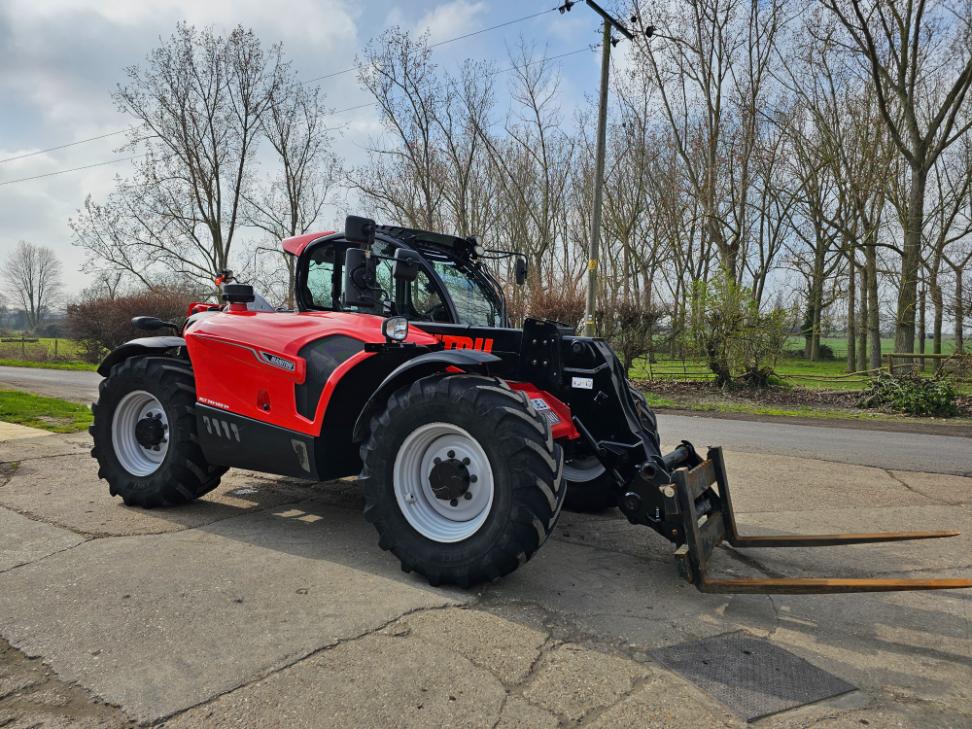 Looking for a powerful telehandler? Check out our Manitou MLT 741-140 V+ Telehandler, year 2019 (supplied 2020) with only 1,088 hours on the clock. This machine comes fully loaded with pallet tines, pick-up hitch, air conditioning, and travels up to 40 km/h🚜💨