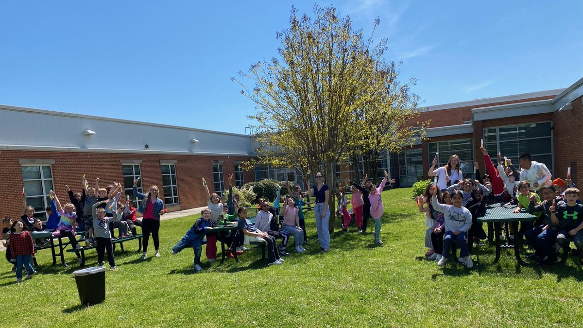 Ms. Agee, Ms. Goranson, and Ms. Supplee's classes enjoyed a #popsicleparty in the courtyard to celebrate their wonderful attendance last week! Don't mess with team Smith/Verhart! @MsMPSmith #attendanceheros #AACPSAwesome @AACountySchools ☀️