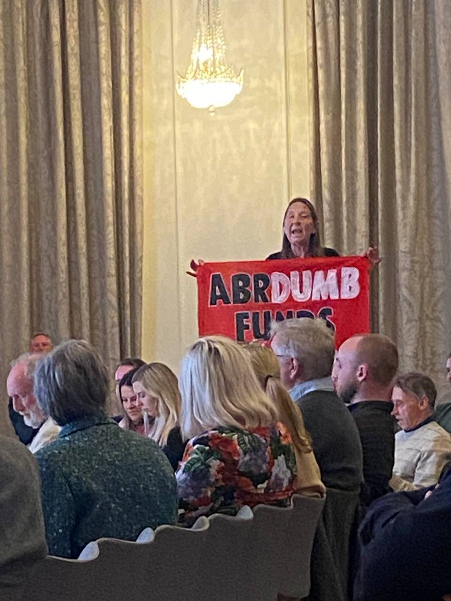 BREAKING: @abrdn_plc AGM in chaos 🔥

Activists demand the huge asset manager immediately ditch coal, oil & gas.

#abrdn #defundclimatechaos