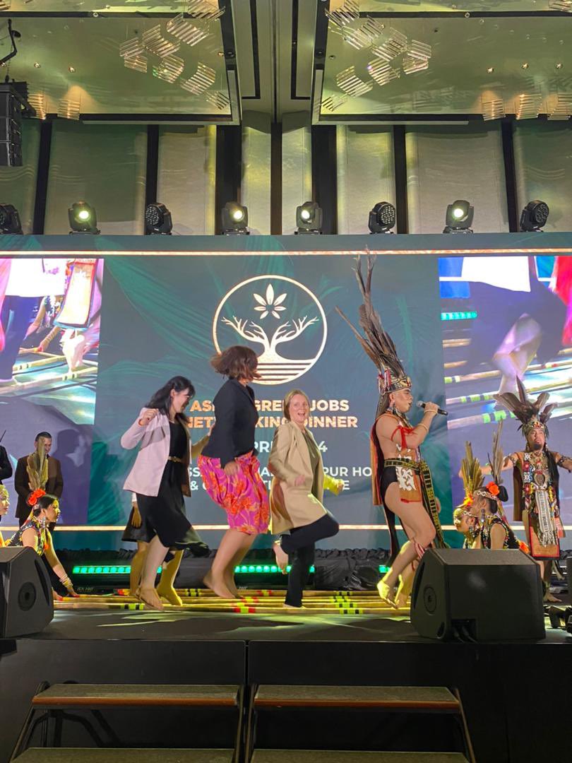 Beware the Sabah dancing troupe that picks you from the crowd for the bamboo sticks pole dance with @AusAmbASEAN. All good fun at the ASEAN Green Jobs forum dinner in KL.