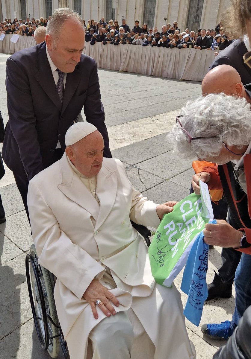 La bandiera di #keepcleanandrun sventola tra le mani di <a href="/Pontifex_it/">Papa Leone XIV</a> quale miglior conclusione per la Decima Edizione dopo aver corso 7 maratone raccogliendo rifiuti in 7 giorni consecutivi in 7 città Solo grazie! <a href="/gruppo_a2a/">a2a</a> <a href="/greentirepfu/">Greentire</a> <a href="/ErionSistema/">Erion</a> <a href="/SCARPAspa/">SCARPA</a> <a href="/UTILITALIA/">Utilitalia</a>