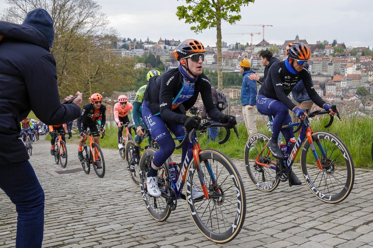 🇨🇭 #TDR2024 Breakaway caught ✅ Sprint finish incoming? Our job is to stay safe 🤞 8km to go!