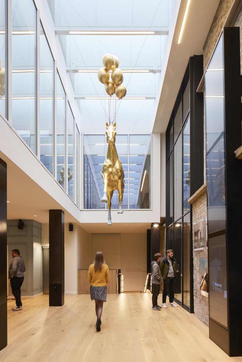 TheatresTrust's tweet photo. Today is International Sculpture Day #ISDay. Here are some notable sculptures inside/outside theatres.
William Wallace, His Majesty’s @APAWhatsOn
Horse sculpture @brightdome
Joan Littlewood @stratfordeast
Spartacus @ChichesterFT
What's your favourite theatre sculpture? https://t.co/hTMPlbj9oh