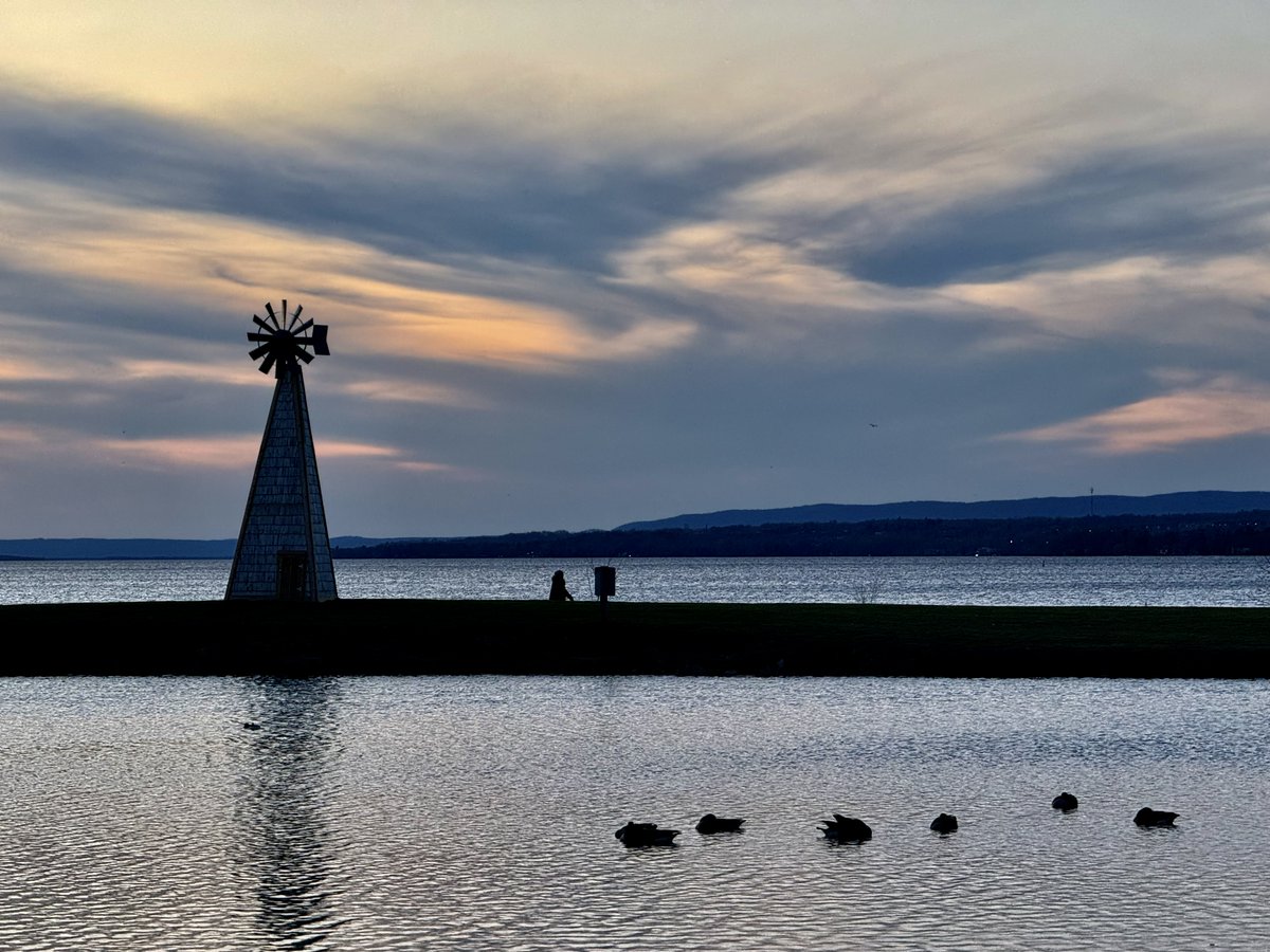 I love everything about my neighbourhood especially the parks, sunsets, big sky and the #ottawariver
#andrewhaydonpark
#Ottawa