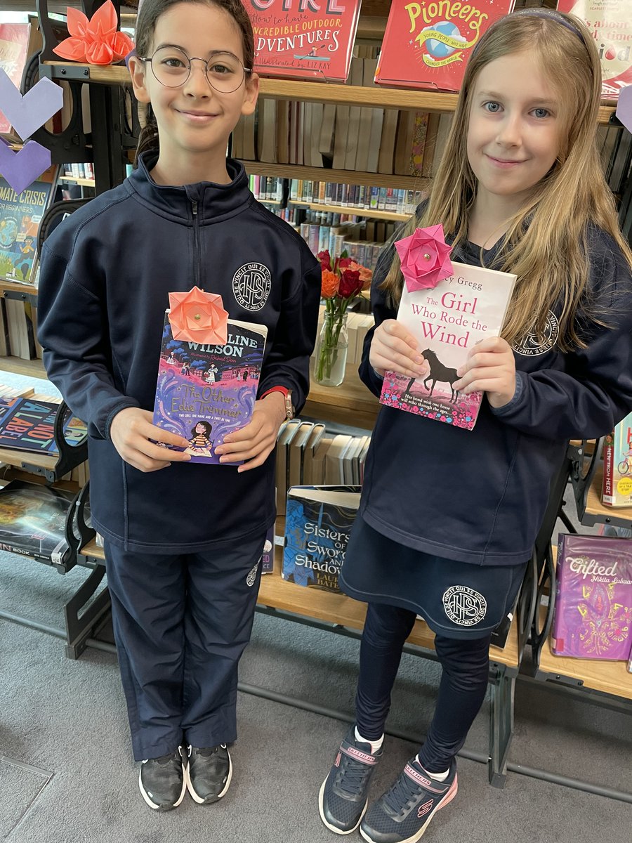 But which one to choose?! Dilemmas @IbstockSenior #BooksAndRoses exchange hosted by Fem Soc & Eco Soc: pupils swapped a book and received a rose bookmark made by our fab origami elves🌹📚#DiadaDeSantJordi @uksla @JackyWilsonHQ @sarahgovett @redbreastedbird @sharnajackson😀