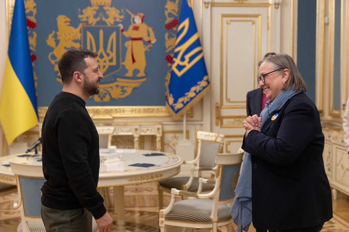 W @gazeta_wyborcza też o wspólnym bezpieczeństwie: Potrzebujemy wspólnej europejskiej polityki obronnej? Może europejskiej armii? 'Na razie powinniśmy zacząć budować jej zalążek: zharmonizować systemy, zbliżać się do siebie coraz bardziej. Zełenski często mówi: dziękujemy, że…