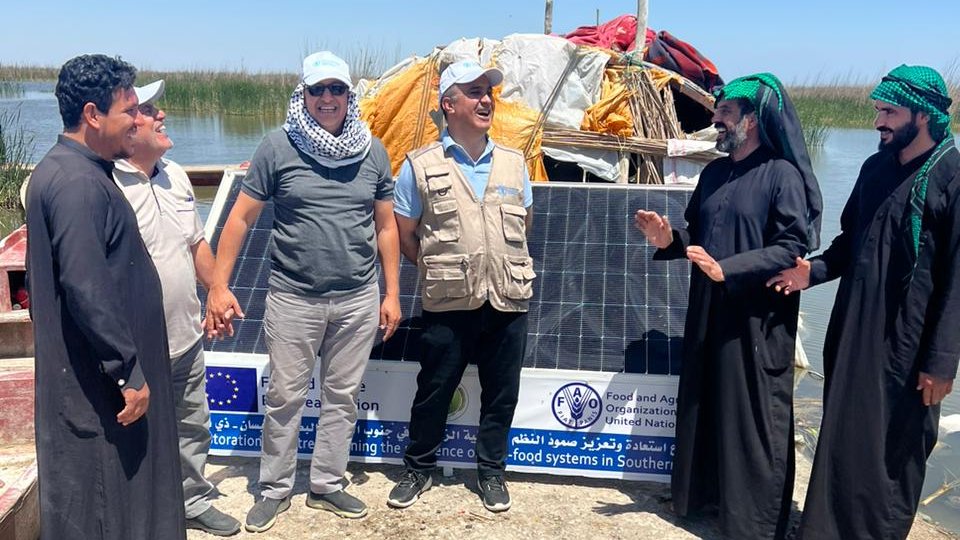 Designed and installed by @FAOIraq officers, Solar panels provided to buffalo breeders will be used for water desalination, and energy production helping them in tackling #ClimateChange challenges!  🐃💧