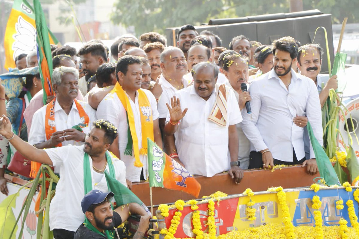 hd_kumaraswamy's tweet photo. ಲೋಕಸಭೆ ಚುನಾವಣೆಯ ಮೊದಲ ಹಂತದ ಬಹಿರಂಗ ಪ್ರಚಾರ ಕೊನೆಯ ದಿನವಾದ ಇಂದು ಮಂಡ್ಯದಲ್ಲಿ ಪ್ರಚಾರ ನಡೆಸಲಾಯಿತು. ಅತ್ಯಂತ ಯಶಸ್ವಿಯಾಗಿ ನಡೆದ ರೋಡ್ ಶೋ ಕಾರ್ಯಕ್ರಮದಲ್ಲಿ ಸಾಗರೋಪಾದಿಯಲ್ಲಿ ಮಹಾಜನರು ಸೇರಿದ್ದರು. ತಾಯಂದಿರು, ಅಕ್ಕ ತಂಗಿಯರು ದೊಡ್ಡ ಪ್ರಮಾಣದಲ್ಲಿ ನೆರೆದಿದ್ದರು. 1/3
#ಮಂಡ್ಯ https://t.co/GcjAC0QPpe