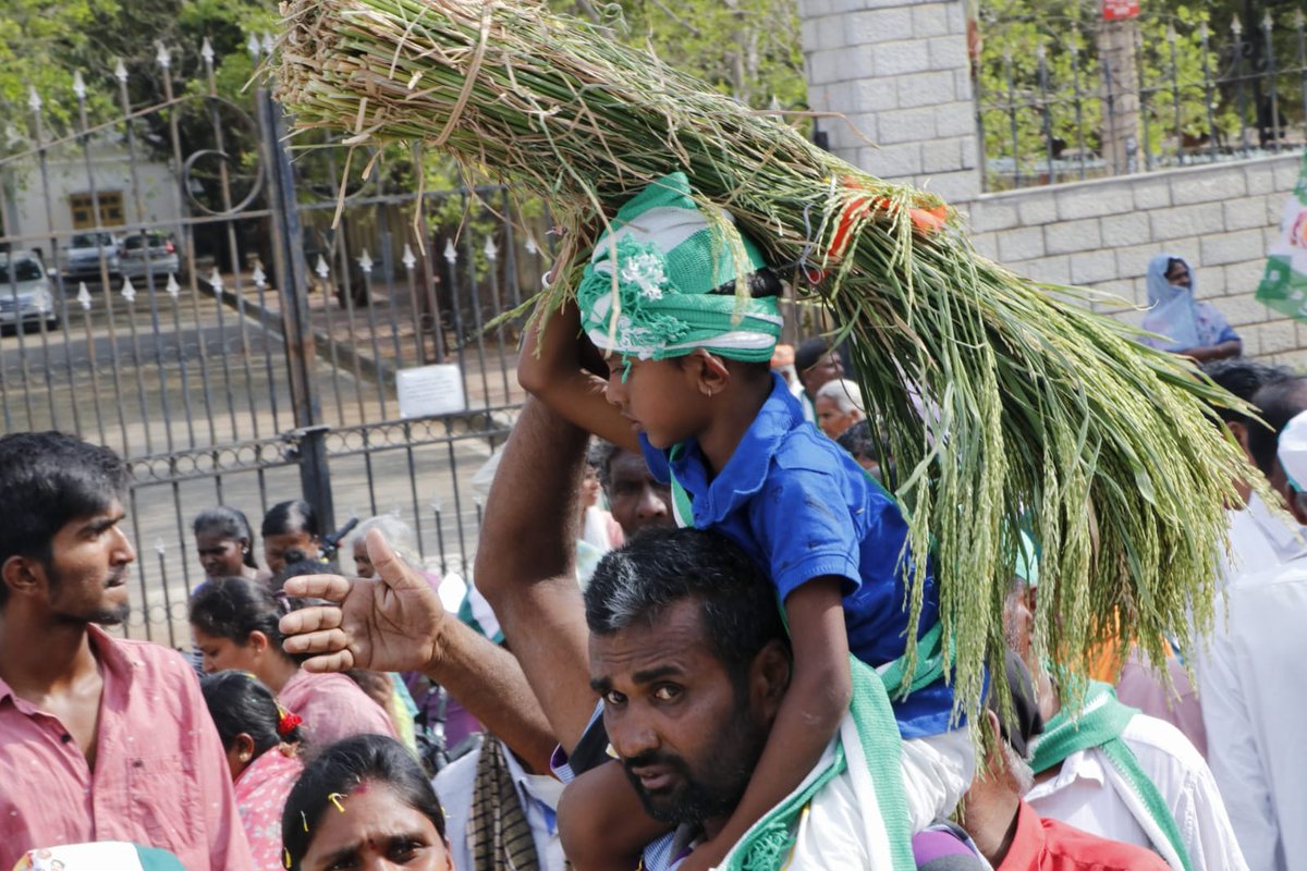 hd_kumaraswamy's tweet photo. ಈ ಸಂದರ್ಭದಲ್ಲಿ ಮನ್‌ಮುಲ್ ಮಾಜಿ ಅಧ್ಯಕ್ಷ ಶ್ರೀ ಬಿ.ಆರ್.ರಾಮಚಂದ್ರು, ಉಪಾಧ್ಯಕ್ಷ ಶ್ರೀ ಎಂ.ಎಸ್. ರಘುನಂದನ್, ಜಿ.ಪಂ. ಮಾಜಿ ಸದಸ್ಯರಾದ ಶ್ರೀ  ಕೆ.ಎಸ್. ವಿಜಯಾನಂದ, ರಾಜ್ಯ ಒಕ್ಕಲಿಗರ ಸಂಘದ ನಿರ್ದೇಶಕರಾದ ಶ್ರೀ  ಎಸ್.ಜೆ.ಅಶೋಕ್ ಜಯರಾಮ್, ಎಚ್‌ಡಿಕೆಎನ್ ಜಾಗ್ವಾರ್ ಗ್ರೂಪ್‌ನ ಶ್ರೀ ಬಿ.ಆರ್.ಶ್ರೀಧರ ದೊಡ್ಡಬಾಣಸವಾಡಿ, 2/3 https://t.co/FeSgL494t6
