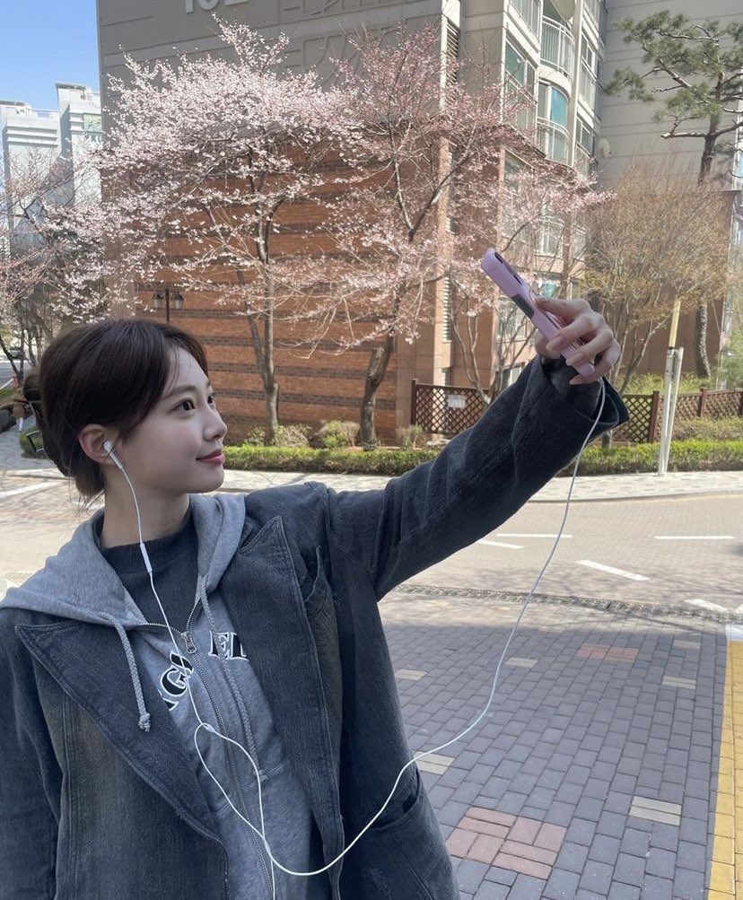 ˖𓉳 ep. 𝟏 of capturing pictures under the cherry blossom trees! ꒰ ᥩ ᪲ ˙˙  ꒱ My smile, wishing this moment would never end, is such a marvelous escape from time! Strolling around while listening to my favorite music is not regrettable, and tiredness barely shows up. {..🌷🦢 }