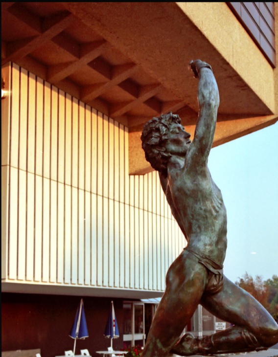 TheatresTrust's tweet photo. Today is International Sculpture Day #ISDay. Here are some notable sculptures inside/outside theatres.
William Wallace, His Majesty’s @APAWhatsOn
Horse sculpture @brightdome
Joan Littlewood @stratfordeast
Spartacus @ChichesterFT
What's your favourite theatre sculpture? https://t.co/hTMPlbj9oh