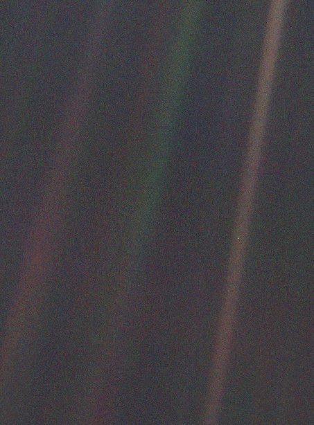 Знаменитая фотография Pale Blue Dot . Крошечная точка посередине коричневатой полосы справа — Земля с расстояния 6 миллиардов километров
