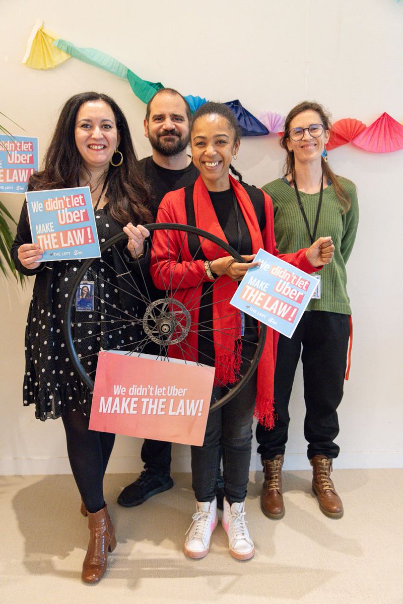 Habituellement, ce sont les lobbyistes qui organisent des cocktails au Parlement européen. Cette fois-ci, ce sont les travailleurs et leurs droits qui sont à l’honneur. Moment de célébration à l'occasion de l'adoption définitive de la directive travailleurs de plateformes.