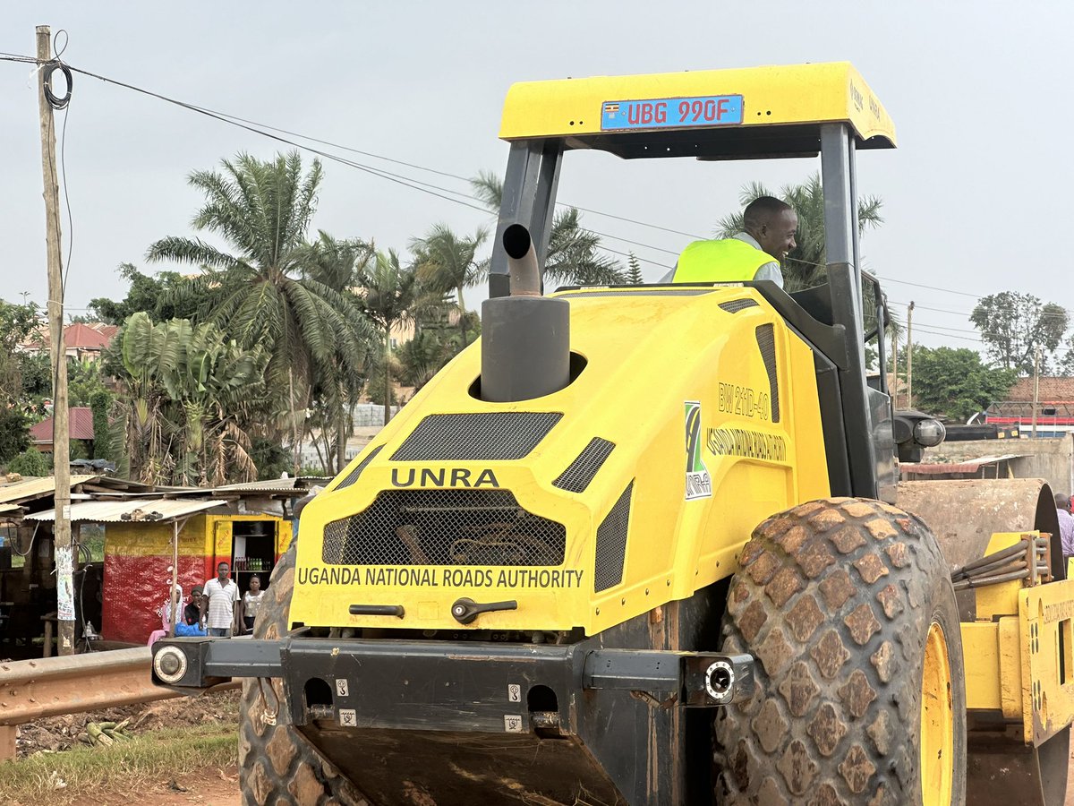 The compacting machine arrives to press the last layer at Kyengera—Buddo section!💪
#infrastructureUG