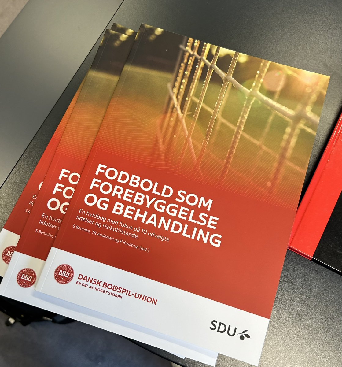 I dag udgiver DBU og @SduSport publikationen Fodbold som forebyggelse og behandling. 25 forskere fra 13 forskningsmiljøer bidrager! Læs mere nedenfor ⬇️