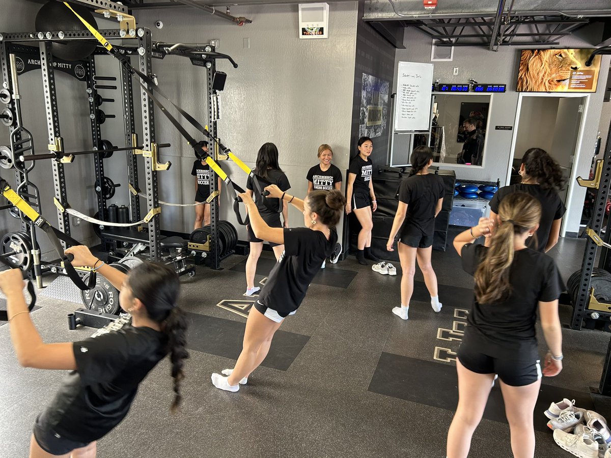 mittywsoccer's tweet photo. Them- “You guys already started working out?!?” 😳 Us- “Who said we ever stopped?!?” 💪🏼 #itsnotextra #workhardhavefunmakehistory🏆 #webeforeme🦁⚽️♥️ https://t.co/cwpHQbOWkf