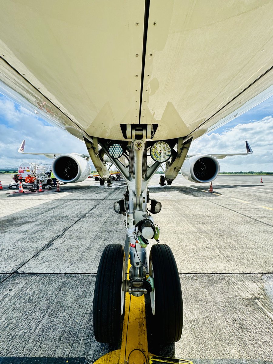 tweetpratikm's tweet photo. C-Roll #vistara #airbus #a321Neo #UK242 #VTTVG #lifeontheramp #cfm #leap1a https://t.co/ANWIV2eBL4