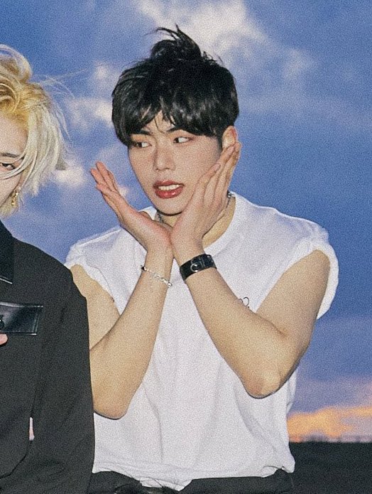 단체사진이랑 포카 >>이상하게<< 찍어봤다더니 넘 기여븜ㅜㅜㅜ 새로운 표정 많이 해조